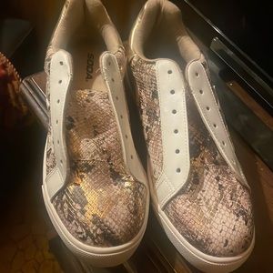 Never worn New Soda Reptile Sneakers Size 11
